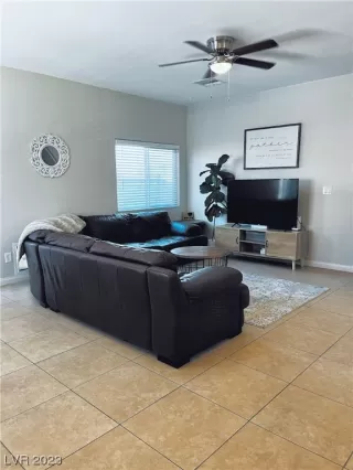 Photo #3: 2485138 Listing