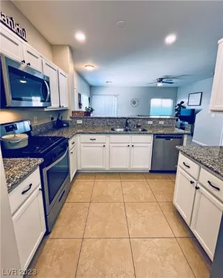 Photo #5: 2485138 Listing