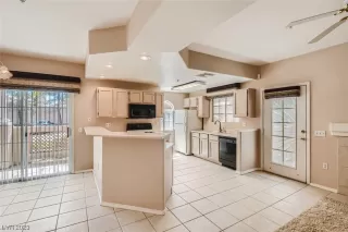 Photo #2: 2485342 Listing