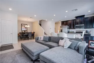 Photo #5: 2485402 Listing