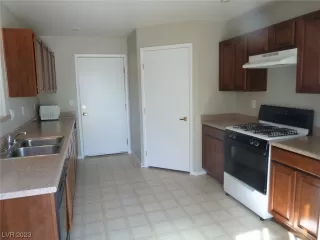 Photo #5: 2485592 Listing