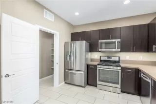 Photo #4: 2485738 Listing