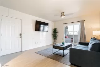 Photo #4: 2485814 Listing