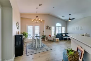 Photo #2: 2485906 Listing