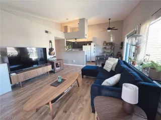 Photo #4: 2486069 Listing