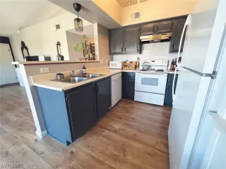 Photo #6: 2486069 Listing