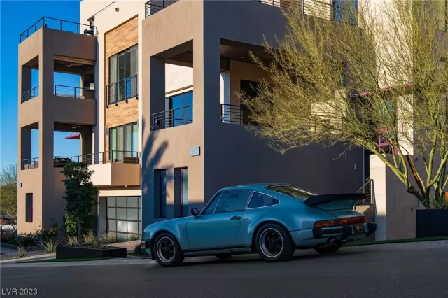 MLS: 2486146 Condo For Sale