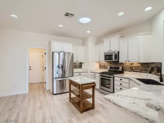 Photo #4: 2486564 Listing