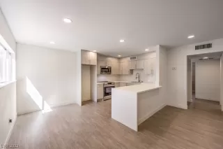 Photo #5: 2486703 Listing