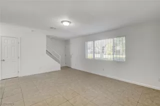 Photo #5: 2486869 Listing