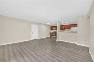 Photo #3: 2487162 Listing