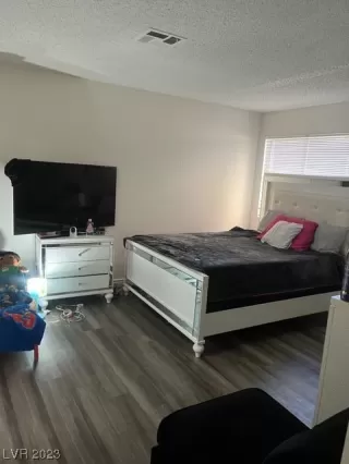 Photo #2: 2487181 Listing