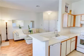 Photo #4: 2487183 Listing