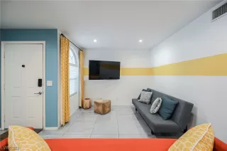 Photo #5: 2487202 Listing