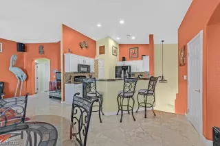 Photo #3: 2487552 Listing