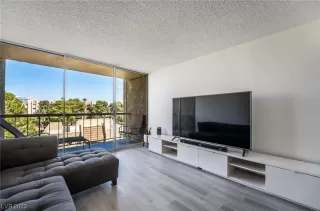 Photo #4: 2487627 Listing