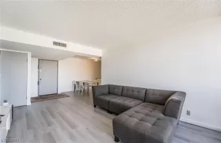 Photo #5: 2487627 Listing