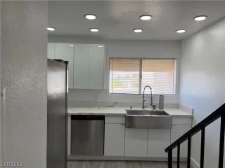 Photo #5: 2487711 Listing