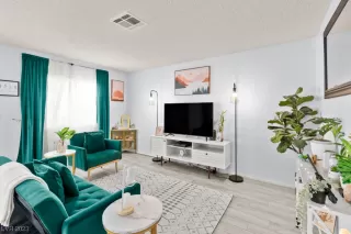 Photo #2: 2487751 Listing