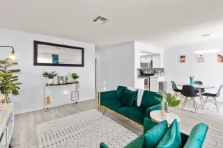 Photo #4: 2487751 Listing