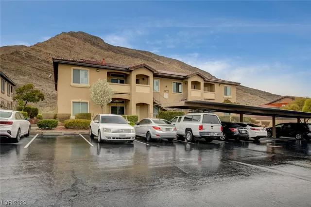 MLS: 2487802 Condo For Sale