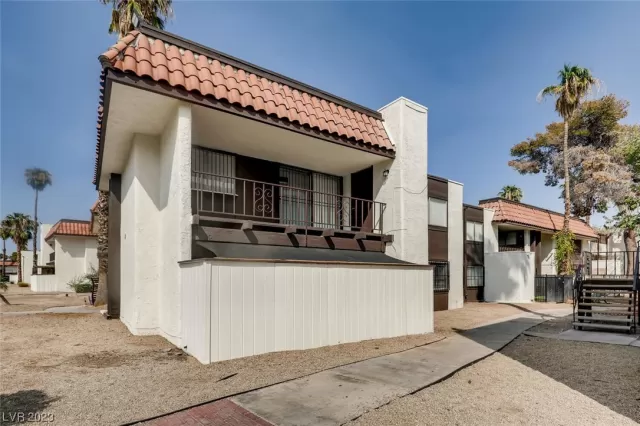 MLS: 2487927 Condo For Sale