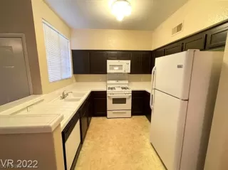 Photo #5: 2488019 Listing