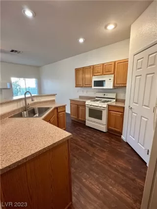 Photo #5: 2488020 Listing