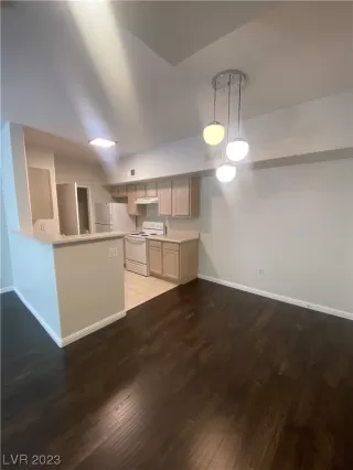 Photo #4: 2488109 Listing 