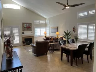 Photo #2: 2488137 Listing