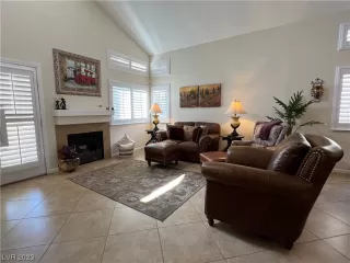 Photo #5: 2488137 Listing