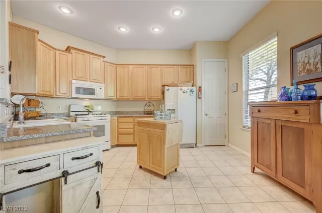 MLS: 2488212 Condo For Sale