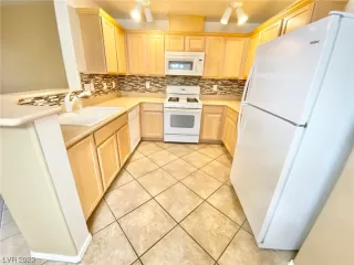 Photo #4: 2488408 Listing 