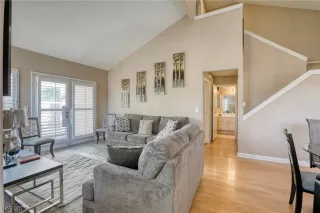 Photo #3: 2488417 Listing