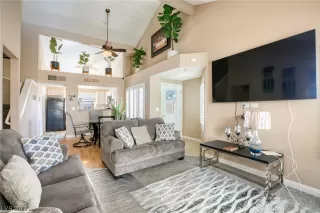 Photo #4: 2488417 Listing