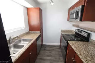 Photo #4: 2488418 Listing 