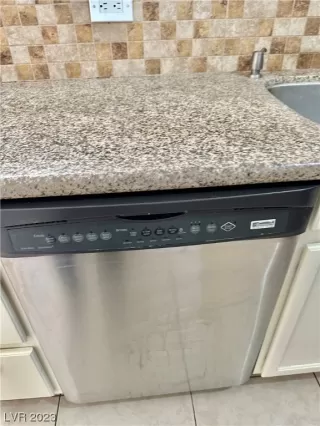 Photo #5: 2488428 Listing 