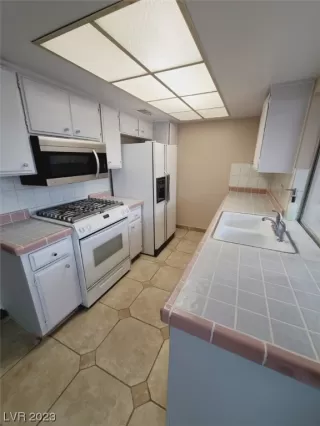 Photo #2: 2488595 Listing