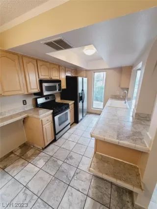 Photo #3: 2488824 Listing