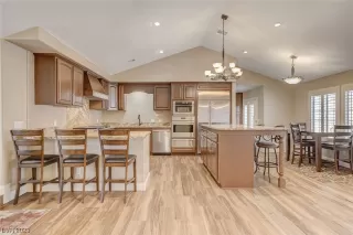 Photo #6: 2488832 Listing