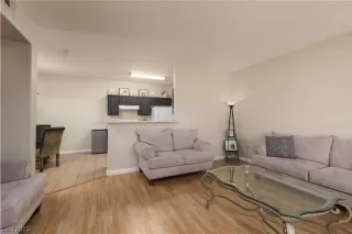 Photo #3: 2489013 Listing 