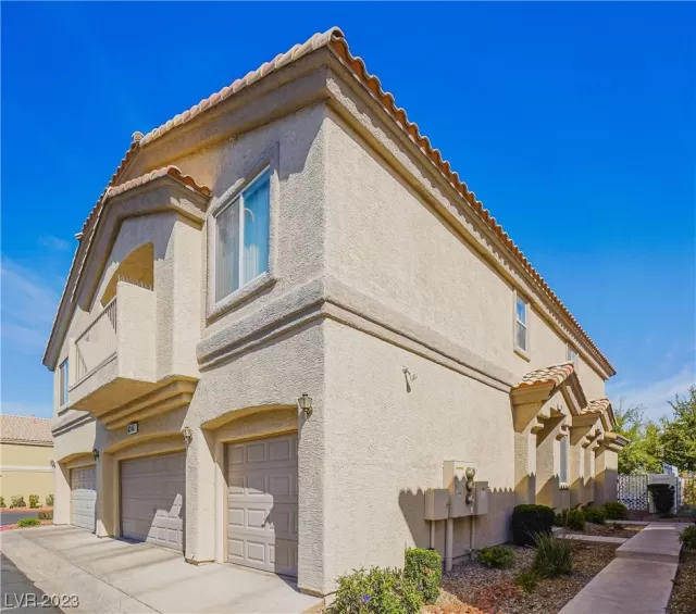 MLS: 2489048 Condo For Sale