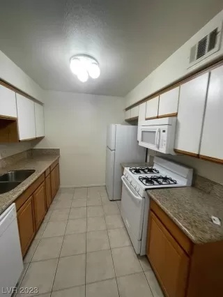 Photo #1: 2489146 Listing 