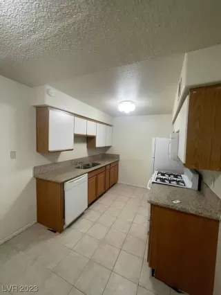 Photo #3: 2489146 Listing 