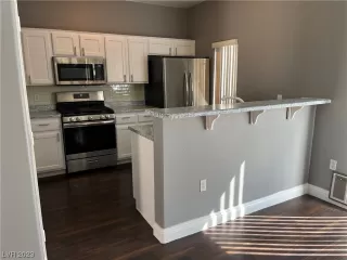 Photo #3: 2489431 Listing 