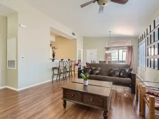 Photo #5: 2489795 Listing