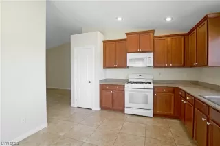 Photo #6: 2489802 Listing