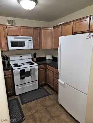Photo #6: 2489945 Listing