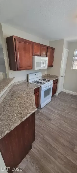 Photo #4: 2489968 Listing