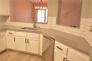 Photo #5: 2490002 Listing